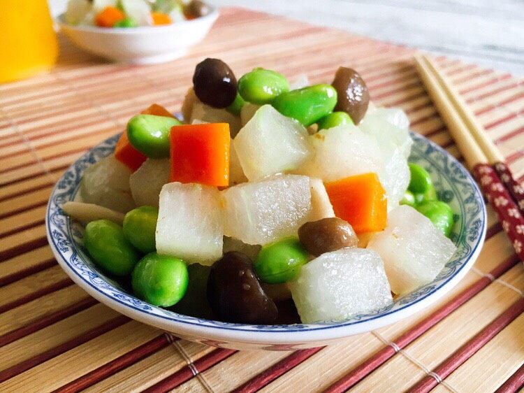 #咸味# 花椒盐水煮毛豆花生,毛豆煮多了,吃剩下的还可以入菜,这是我做的毛豆炒冬瓜丁,里边搭配了胡萝卜丁和蟹味菇。