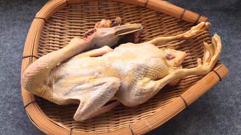 柠檬鸭~家乡的味道,准备土鸭一只,去毛去内脏洗净干净。