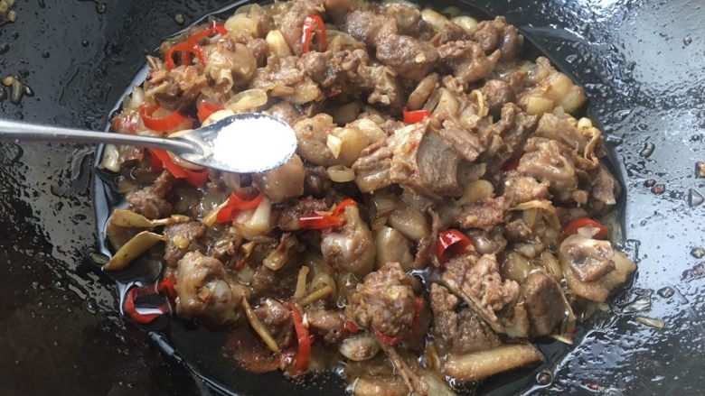 柠檬鸭~家乡的味道,添加盐1勺调味,添加完所有调料后,调小火慢慢炒慢慢焖。