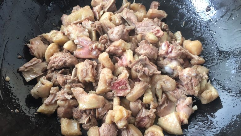 柠檬鸭~家乡的味道,倒鸭肉入锅翻炒均匀。