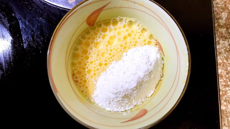 爱心酱香饼包饭,蛋黄搅拌均匀后加入适量水再搅拌均匀,然后加入<a style='color:red;display:inline-block;' href='/shicai/ 519'>面粉</a>搅拌成半粘稠的面糊