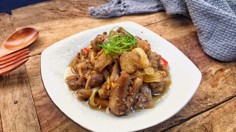 柠檬鸭~家乡的味道,鸭肉装盘后,切点<a style='color:red;display:inline-block;' href='/shicai/ 3250'>葱</a>丝做点缀完成!