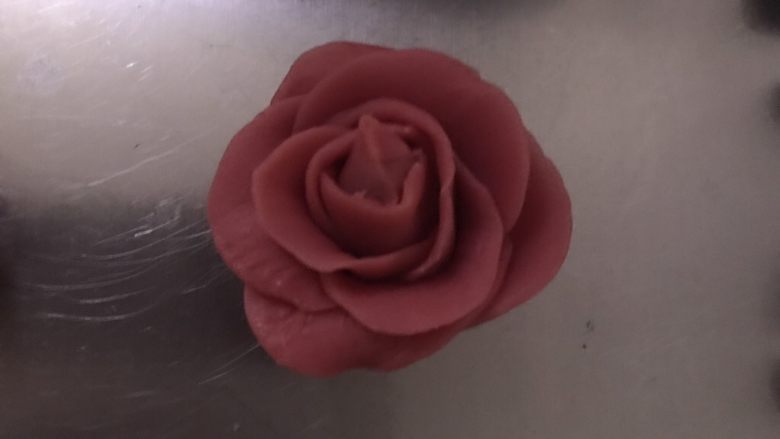 桃山皮玫瑰花月饼,花瓣重复在四周交错,尽量每一片包紧。