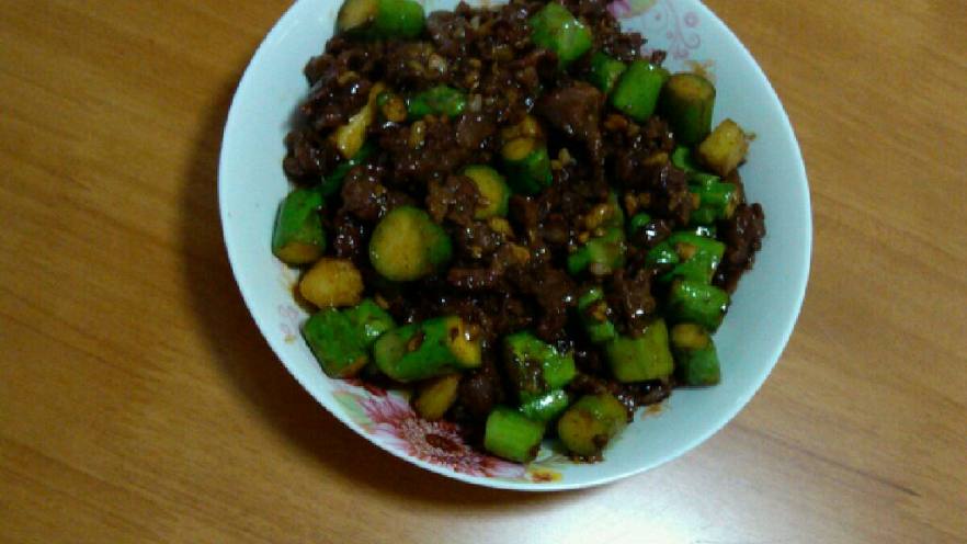 芦笋炒牛肉粒