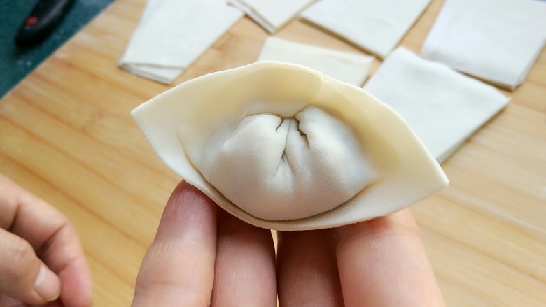 石蛤蟆水饺(博山水饺的包法),包好的饺子。