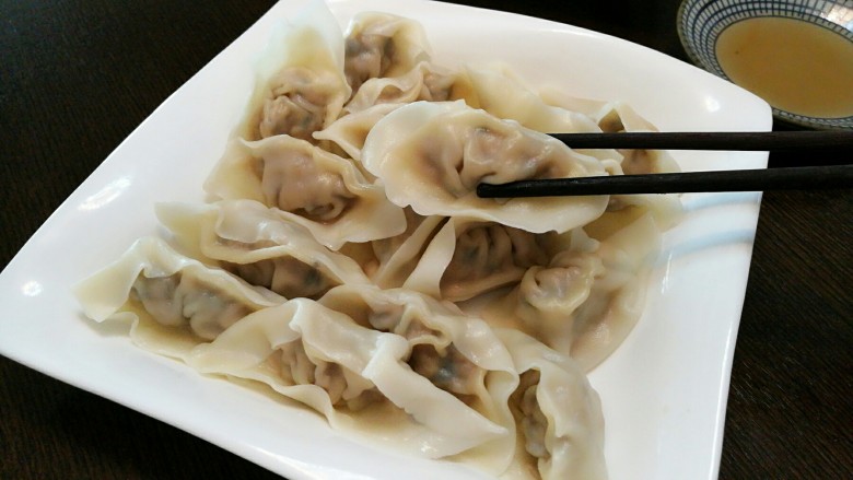 石蛤蟆水饺（博山水饺的包法）,把饺子捞出控水，准备一碟醋或蘸料开吃吧！