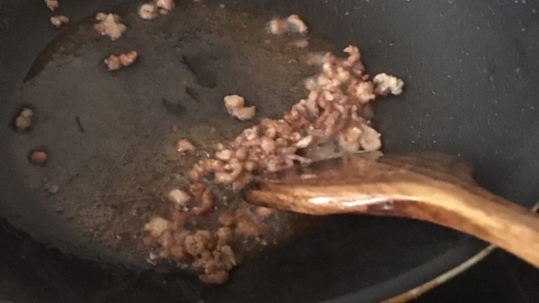 蝶形蔬菜蛋炒饭,加生抽和料酒,翻炒均匀