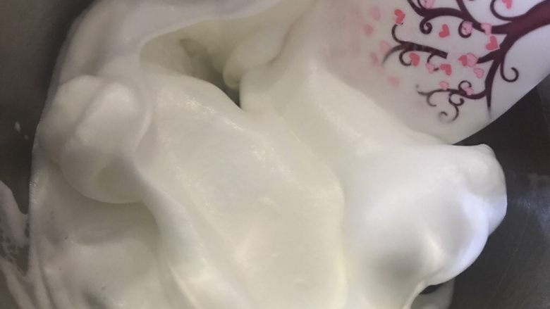 超浓郁巧克力纸杯蛋糕,天热的话,可以冷藏备用。