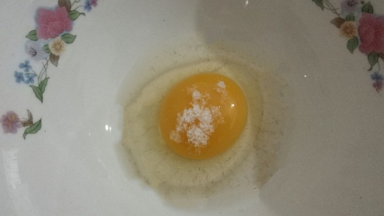 火腿鸡蛋饼,加入盐
