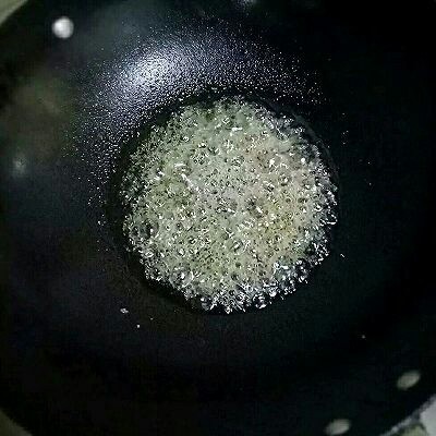 琥珀核桃仁,熬制时要不断搅拌,由大气泡变成密集小气泡。