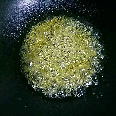 琥珀核桃仁,颜色由白色变成深色且粘稠,用筷子蘸糖水,迅速放入凉水中,糖稀迅速结晶,咬一下有硬,脆的感觉,就熬制好了