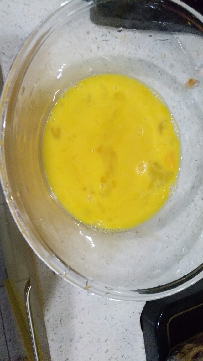 什锦炒饭,蛋液打散，另起一锅，放适少量油。