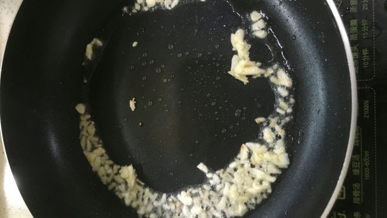 什锦炒饭,锅里放少量油，把葱蒜爆香。