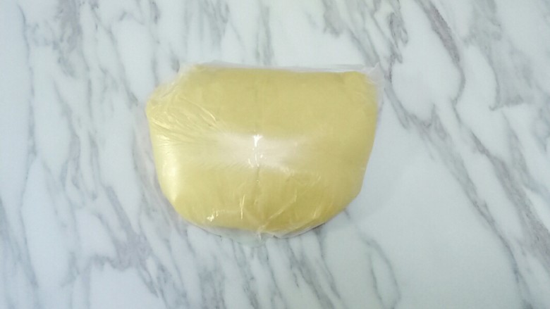 五仁月饼,刚拌好的面团很黏,将面团放入保鲜袋中,放冰箱冷藏2小时