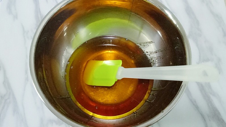 五仁月饼,将转换糖浆、<a style='color:red;display:inline-block;' href='/shicai/ 5490'>枧水</a>、花生油倒入碗中,用手动打蛋器搅拌均匀