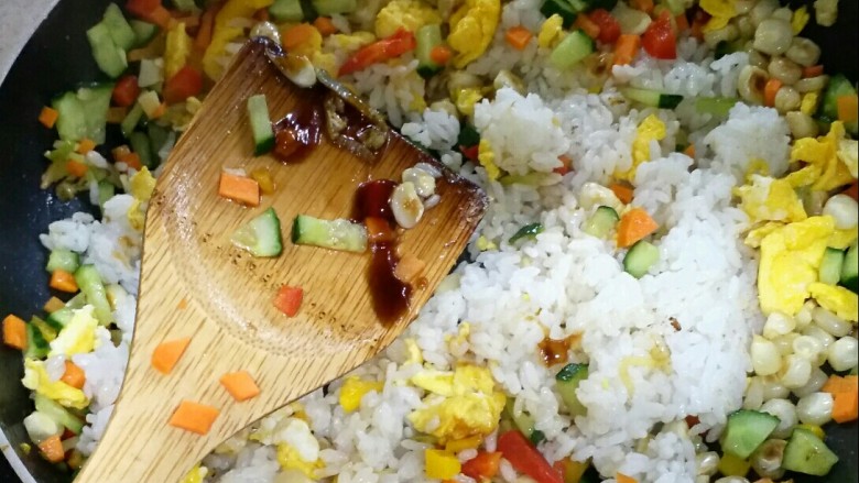 什锦炒饭,放适量耗油。