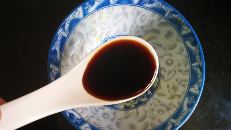 湘菜~剁椒蒸芋头仔,另外简单调个酱汁:加2汤匙<a style='color:red;display:inline-block;' href='/shicai/ 788'>生抽</a>