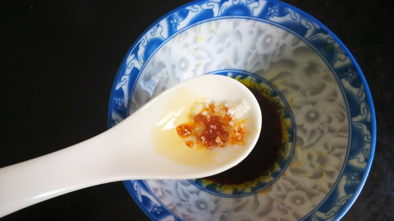 湘菜~剁椒蒸芋头仔,加2克<a style='color:red;display:inline-block;' href='/shicai/ 3729'>白糖</a>,一起调匀。