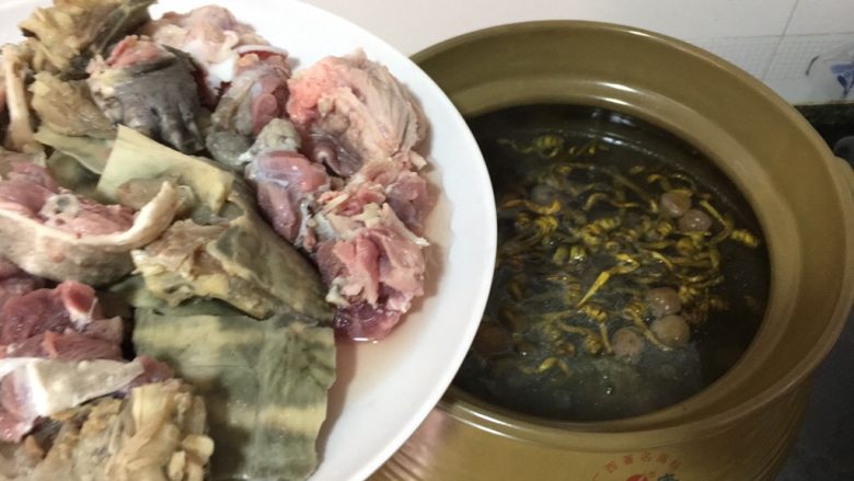 #咸味#鳄鱼龟石斛汤,先放龟和猪骨煲一个小时,我煲的是十个人的份量,很大锅!大火会澎出来,只能小火慢炖!