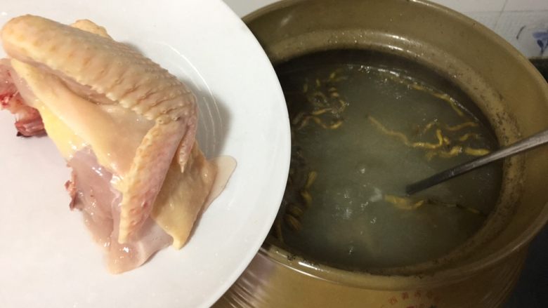 #咸味#鳄鱼龟石斛汤,一个小时后再放鸡肉,继续煲一个小时!