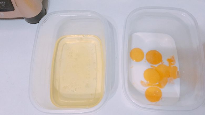 威风蛋糕(可定制口味),蛋黄和蛋清分离,蛋黄里加入牛奶,<a style='color:red;display:inline-block;' href='/shicai/ 846'>色拉油</a>,搅拌均匀。蛋清加入白糖(分2次加入)
