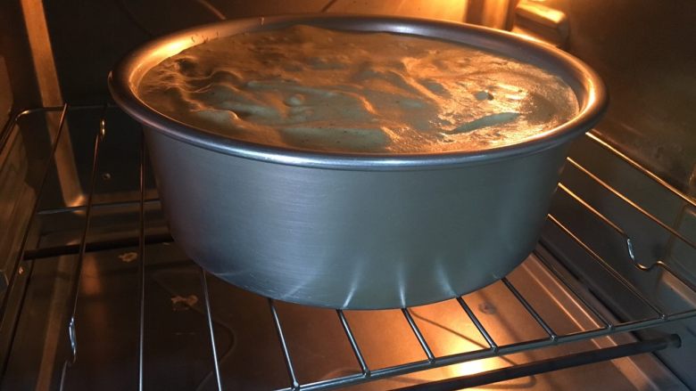 威风蛋糕(可定制口味),预热烤箱上烤130°,下烤150°,放入中层40-50分钟左右,根据不同烤箱不同时间