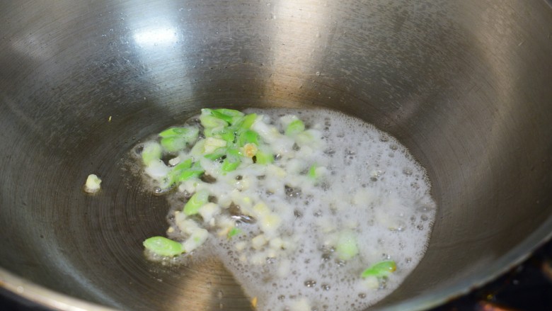 茄子肉末打卤面,油下热锅，葱蒜爆香