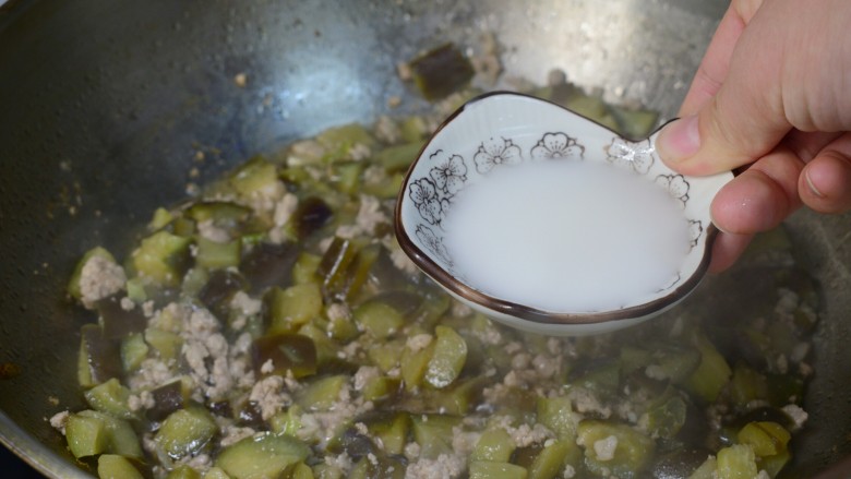 茄子肉末打卤面,茄子变软后，加入水淀粉