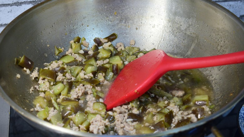 茄子肉末打卤面,炒匀即可出锅，备用