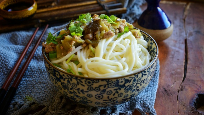 茄子肉末打卤面,将面条夹出来，放上茄子肉末卤、香菜即可