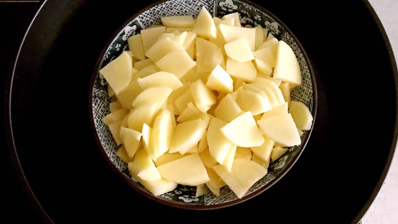 芝士火腿土豆泥,放入蒸锅,烧开后蒸15分钟