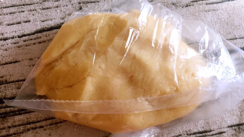 三色精品五仁月饼(含精品月饼馅),用保鲜袋密封室温下醒2个小时即可使用,抹茶和竹炭面团醒一个半小时即可,否则面团太干,容易龟裂,影响成品效果