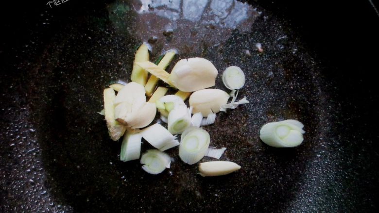 三汁焖锅,开火,锅中加入一小块黄油,待黄油融化,下入葱姜蒜爆香