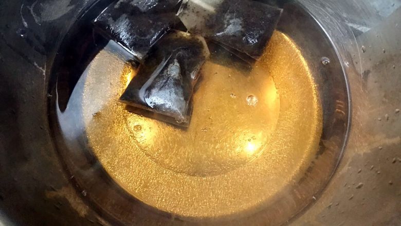 粗旷版丝滑港式奶茶,茶水颜色慢慢变浓,用搅拌棒搅拌至糖溶化