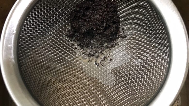 粗旷版丝滑港式奶茶,过滤掉茶末，开始拉茶……
粗旷版拉茶就是两个盆来回冲倒15次（这步我腾不出手拍照）