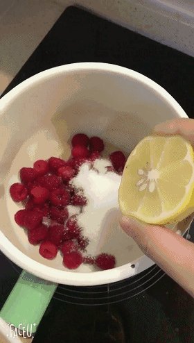 多种口味果酱制作,树莓果酱
第一步,将果酱瓶放置于沸水煮五分钟后取出,倒立晾干。
第二步,160克树莓洗干净、沥干水分,加入105克砂糖和半个柠檬