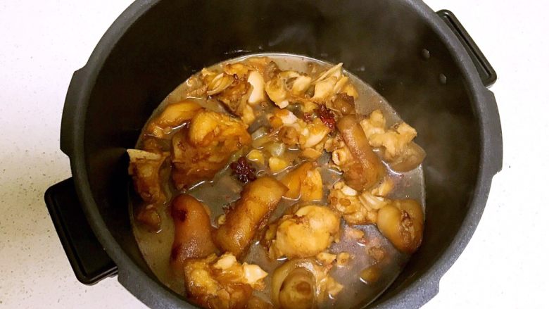 糖醋菜+冰糖猪手,把猪蹄倒入压力锅中