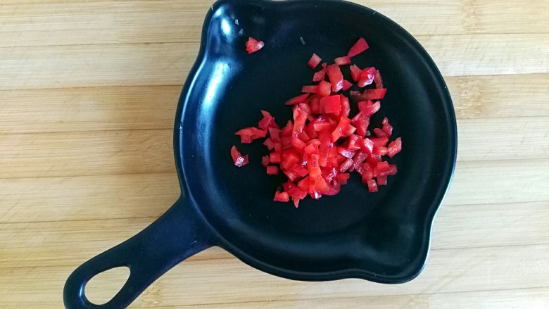 飘香十里,君盼食~
油糍粑
,<a style='color:red;display:inline-block;' href='/shicai/ 3554'>彩椒</a>(红)切丁