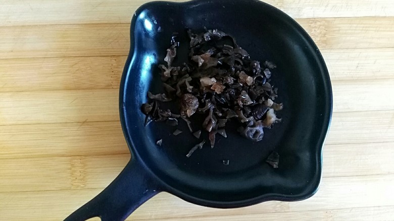 飘香十里,君盼食~
油糍粑
,泡发好的<a style='color:red;display:inline-block;' href='/shicai/ 136'>黑木耳</a>洗净去蒂切丁