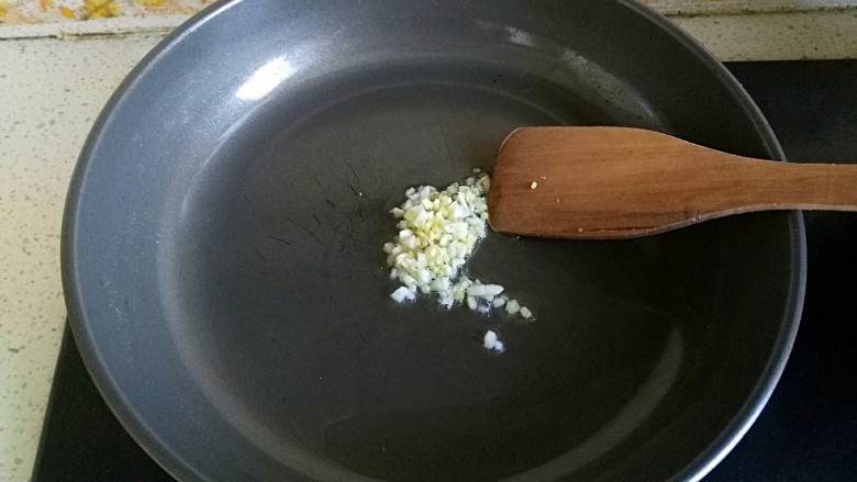 飘香十里,君盼食~
油糍粑
,炒锅烧热放油,油7.8分热倒入姜蒜末爆香
