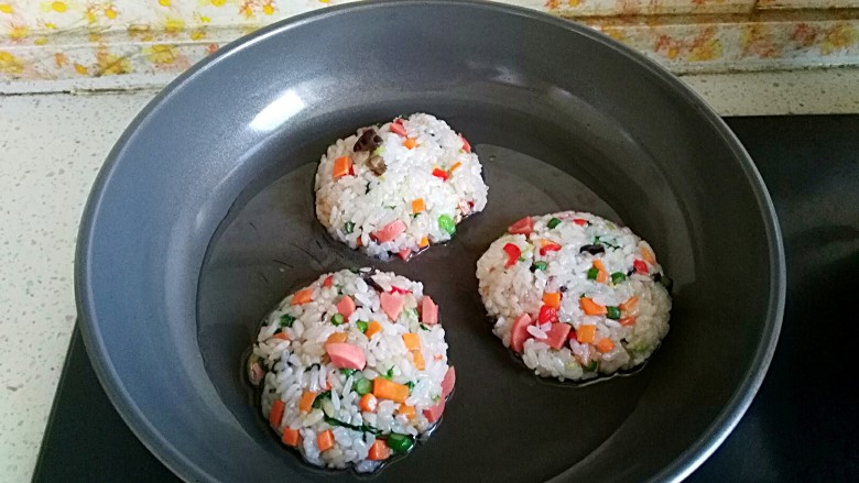 飘香十里,君盼食~
油糍粑
,热油锅,全程小火煎至,一面煎至金黄,即可翻面焦另一面
喜欢焦一点的就多煎一会