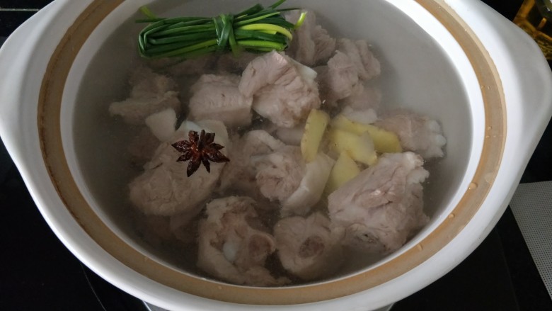 #咸味# 田园排骨汤,另起砂锅,放排骨,姜,<a style='color:red;display:inline-block;' href='/shicai/ 695'>八角</a>,葱结,大火煮开