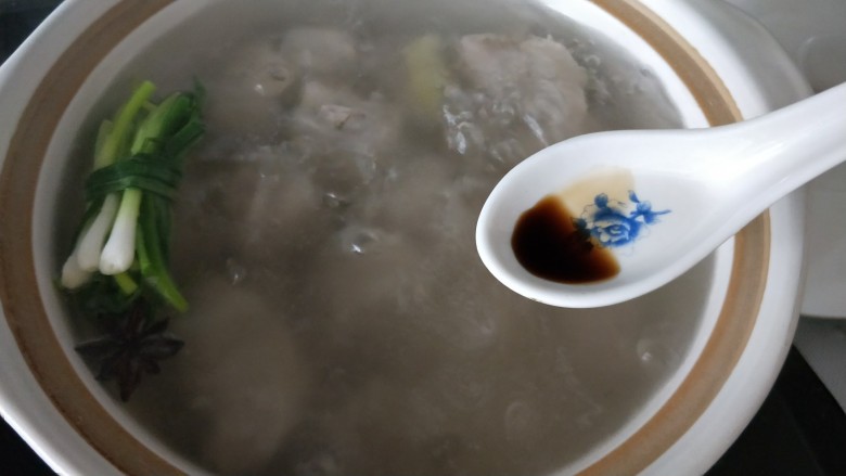 #咸味# 田园排骨汤,排骨汤煮开,转中小火炖半小时,加少许醋