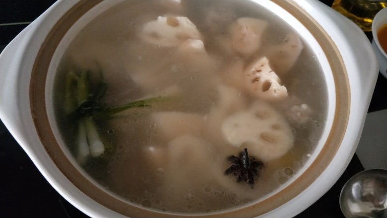#咸味# 田园排骨汤,炖半小时后放藕,大火煮开转中火1小时