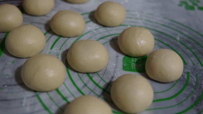 豆沙小面包,平均分成6份(我做了双份)