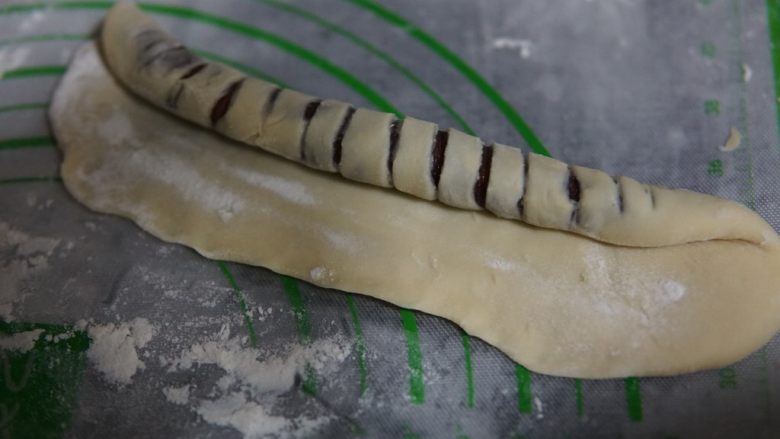 豆沙小面包,收口这里可以按薄一些,这样比较好卷