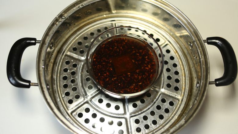 港式甜点芒果白雪黑糯米-带带,将碗放到蒸锅上,蒸熟,也可以将米放入电蒸锅中,加入糖,加入<a style='color:red;display:inline-block;' href='/shicai/ 156925'>水</a>(没过米粒约2厘米),按下煮饭键;