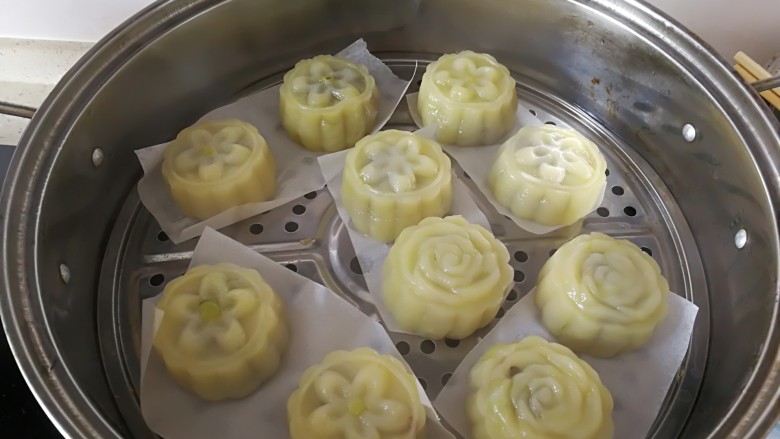 南瓜红豆沙馅蒸月饼,大火蒸12到15分钟就好了,稍微凉一些再拿,很粘手的哦😊