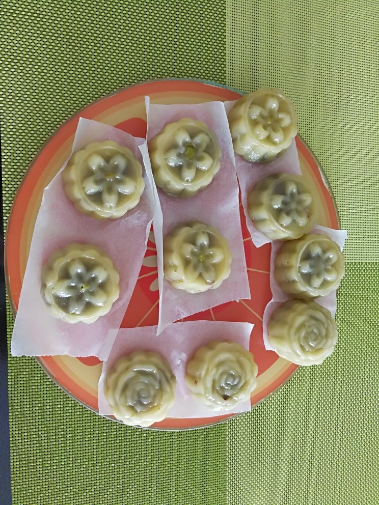 南瓜红豆沙馅蒸月饼,出锅了,晶莹剔透的😊