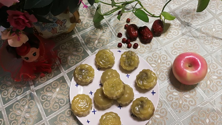 南瓜红豆沙馅蒸月饼,无需回油,因为本来也没一滴油😂,冷热均可食用,喜欢吃甜食的亲们赶紧做起来吧!😊